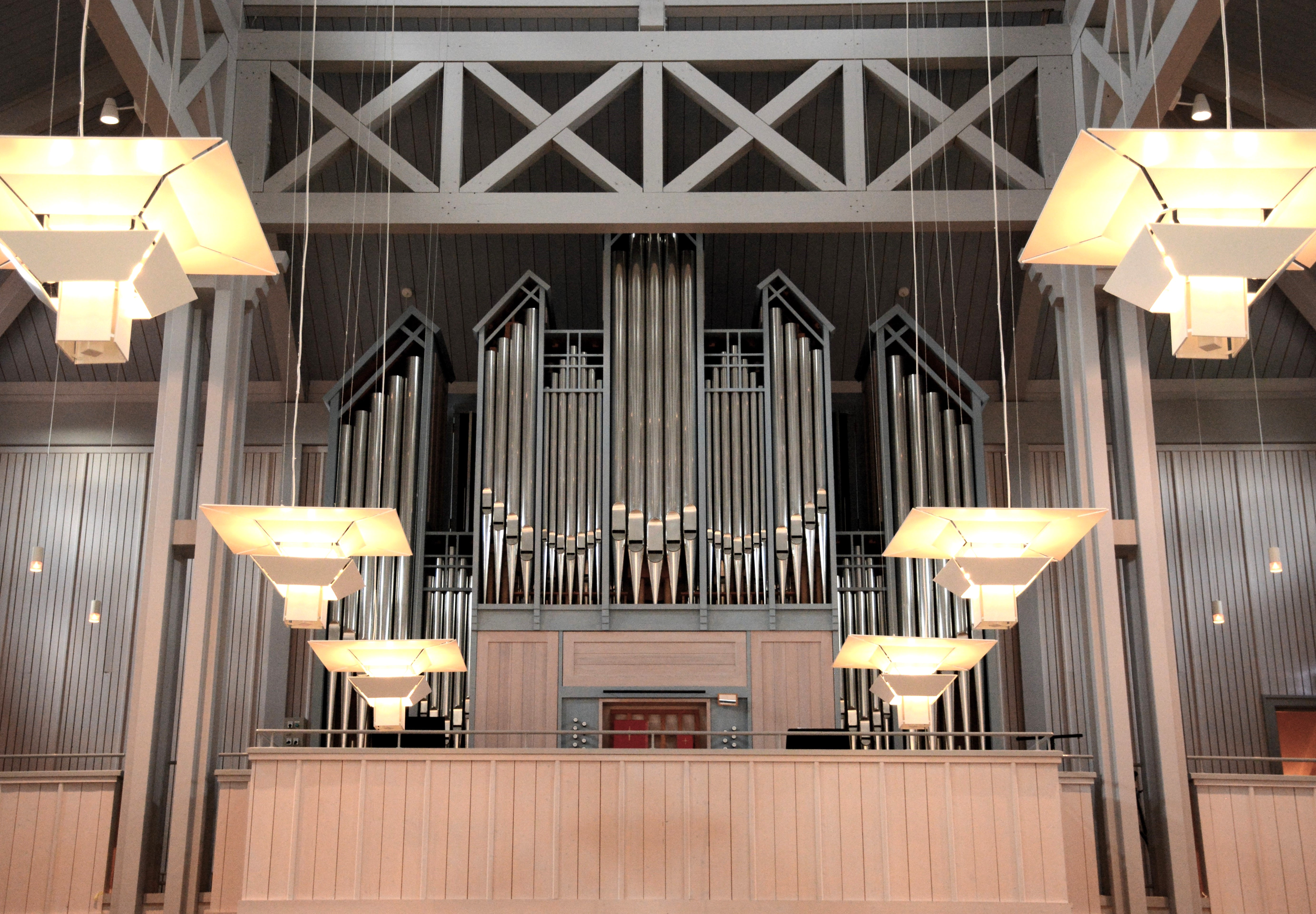 Det imponerende orgelet i Veldre kirke er en hovedattraksjon i interiøret. Med sine mange orgelpiper i symmetrisk design og detaljerte trearbeid som rammer inn instrumentet, står det som et sentralt element i kirkens musikkliv. Foto.
